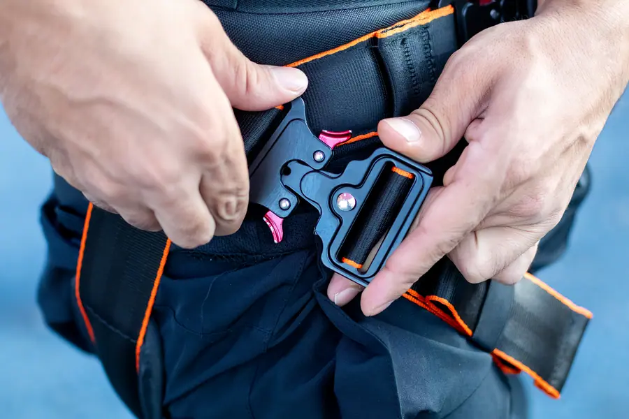 אבזם רגל ימין